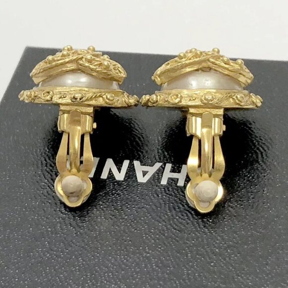 CHANEL CC Logos Pearl Round Clip-On Earrings Gold Tone 94A Auth w/Box D-b1151229 - Picture 10 of 16